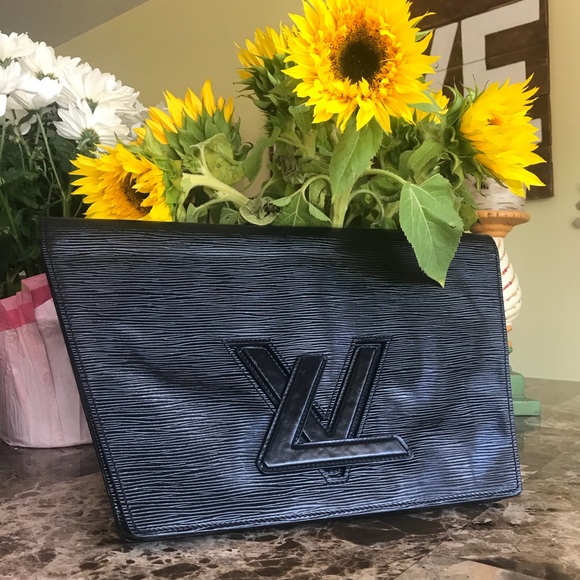 Louis Vuitton Handbags - Auth Louis Vuitton Epi Twist Clutch 🌺HOST PICK🌺